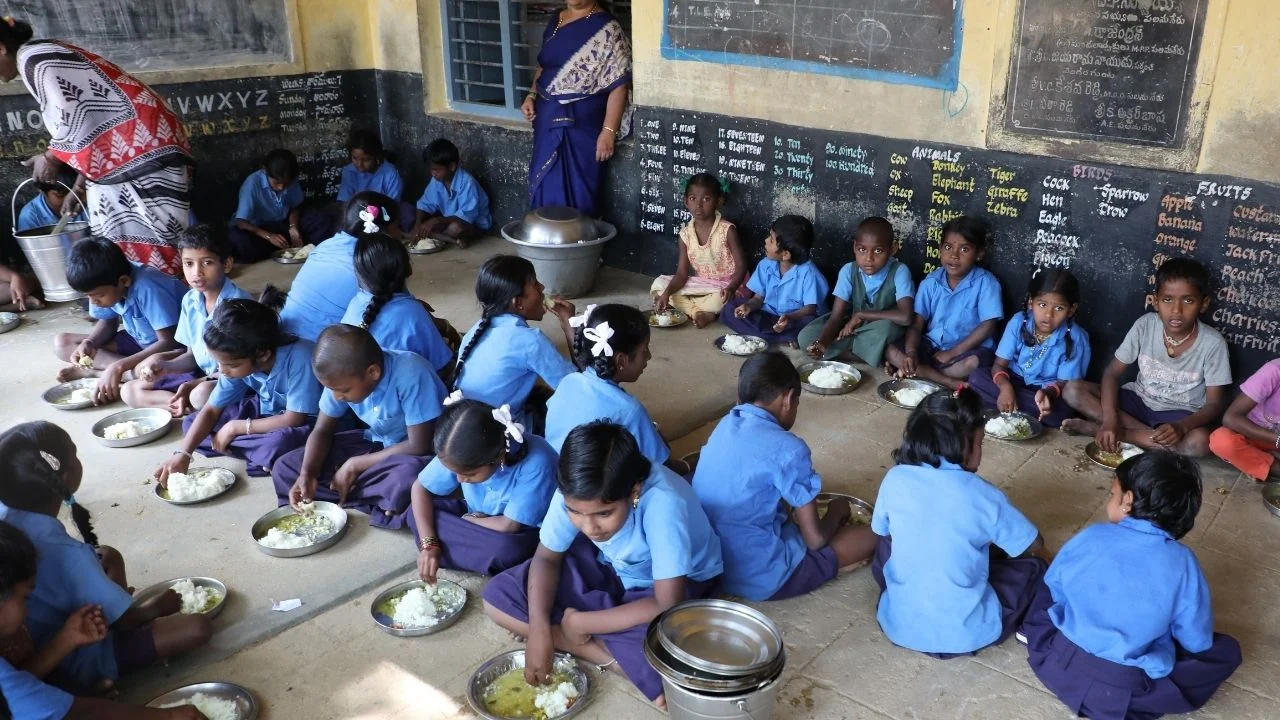 kids eating school meal